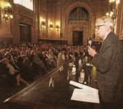 Eric Hobsbawm diserta en el Aula Magna del CNBA